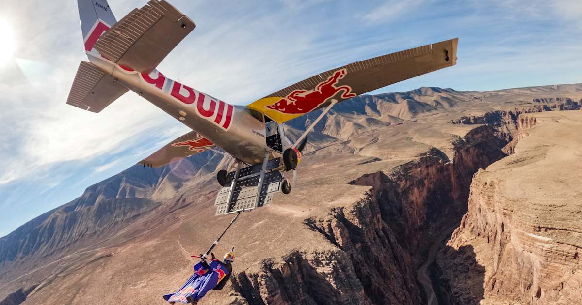 Manobra incrível: paraquedista agarra avião e sai voando do cânion